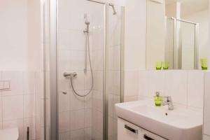 ein weißes Badezimmer mit Dusche und Waschbecken in der Unterkunft Haus Meeresblick - Ferienwohnung Suedost A 4.05 (Ref. 128720) in Baabe