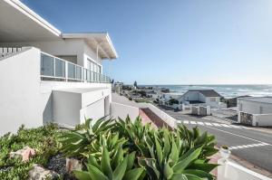 vistas al océano desde el balcón de una casa en 13 on Main, en Yzerfontein