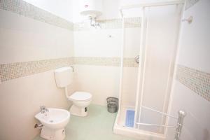 Et badeværelse på Casa L'Antica Oliveta + 18 billeder