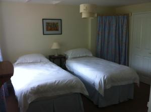 En eller flere senge i et værelse på Gunville House B&B