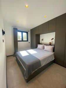 博尼法喬的住宿－Mini-Villa Jade，一间卧室设有一张大床和一个窗户。
