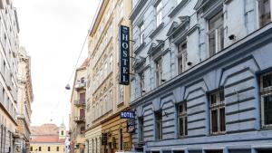 MP Hostel Budapest في بودابست: مبنى عليه لافته الفندق