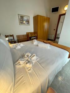 Łóżko lub łóżka w pokoju w obiekcie Hotel Rosa Caorle