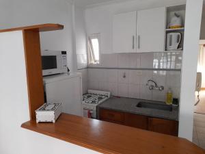 a kitchen with a white refrigerator and a sink at Exelente Departamento in La Plata