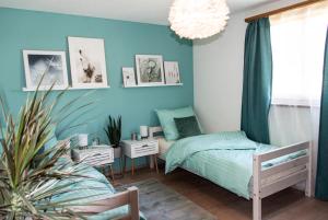 una camera con letto e parete blu di Da Eni a Müstair