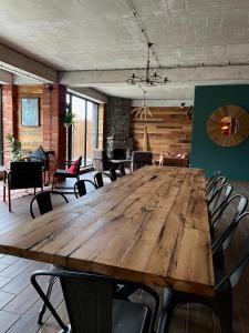 Khu vực ghế ngồi tại Capra Hotel Kazbegi