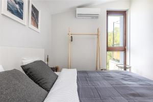 Ένα ή περισσότερα κρεβάτια σε δωμάτιο στο #stayhere - Apartment with Terrace BBQ at Šventosios Vartai