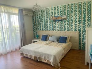 Säng eller sängar i ett rum på Beautiful sea view apartment in Midiya Family Grand Resort, Aheloy