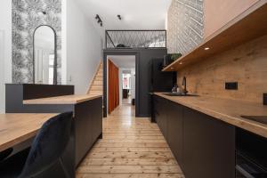 una cucina con pavimenti in legno e un bancone lungo di Apartament Malarska 50m od Rynku a Breslavia