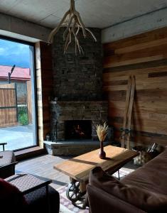 Khu vực ghế ngồi tại Capra Hotel Kazbegi