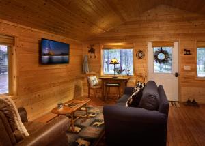 A seating area at Reclusive Moose Cabins