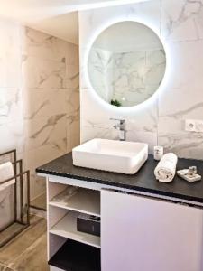 Koupelna v ubytování Majord'Home Spa 4*-L'élégance-Balnéo Vieille Ville