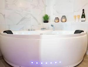 Koupelna v ubytování Majord'Home Spa 4*-L'élégance-Balnéo Vieille Ville