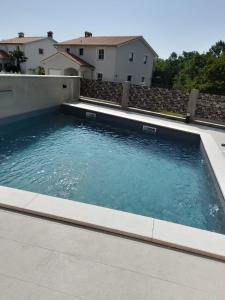 - une piscine dans une cour avec une maison dans l'établissement Vila Leiva, à Labin