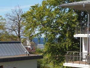 - une vue sur l'eau depuis une maison dans l'établissement Kaiservillen Heringsdorf - Ferienwohnung mit 1 Schlafzimmer und Balkon D125, à Heringsdorf