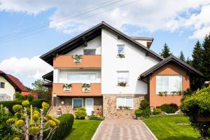 une maison avec un jardin en face dans l'établissement Apartma Tia, à Zreče