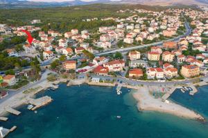 eine Luftansicht einer kleinen Stadt neben dem Wasser in der Unterkunft Apartmani Villa Lavanda II in Brodarica