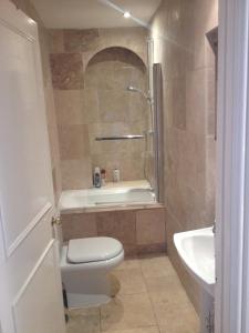 Bilik mandi di City Centre - Rivers Street, quiet 2 bed ground floor Georgian garden Apartment +19 gambar