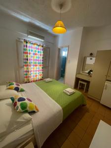 una camera da letto con un letto grande e una finestra di Matala View a Mátala