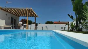 Basen w obiekcie PALAPA GARDEN alojamientos, piscina privada y cerca del mar lub w pobliżu