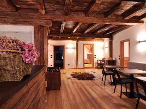 a living room with a vase of flowers on a wall at Agritur Fioris in Nanno