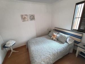 卡拉代法恩斯特拉的住宿－Apartamento en Cala de Finestrat，一间卧室,卧室里配有一张床,猫坐在床上