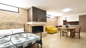 1 dormitorio con 1 cama, cocina y comedor en Casa Carlà by Rentbeat, en Surbo