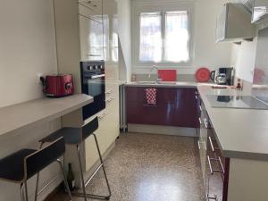Кухня або міні-кухня у Appartement 85 m2 centre-ville entièrement rénové
