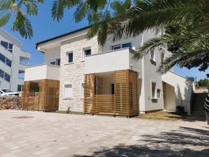 een huis met houten luiken aan de zijkant bij Apartment house GAIA in Gajac