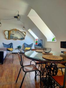sala de estar con mesa y sillas en ConcarnOLoc, en Concarneau