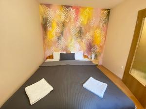 Posteľ alebo postele v izbe v ubytovaní ORANGEHOMES One Bedroom Design Apartment