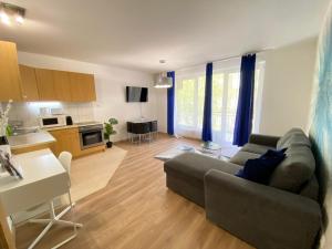 Posedenie v ubytovaní ORANGEHOMES One Bedroom Design Apartment
