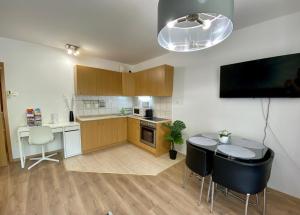 Kuchyň nebo kuchyňský kout v ubytování ORANGEHOMES One Bedroom Design Apartment