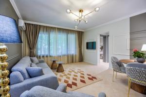 a living room with a couch and a table at Vila 6 Neptun Olimp in Olimp
