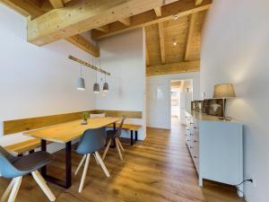 eine Küche und ein Esszimmer mit einem Holztisch und Stühlen in der Unterkunft Bergjuwel in Garmisch-Partenkirchen