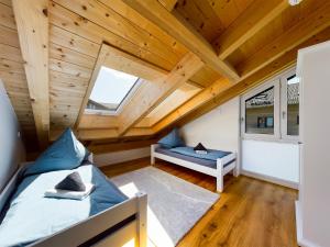 Kleines Zimmer mit einem Bett und einem Fenster in der Unterkunft Bergjuwel in Garmisch-Partenkirchen
