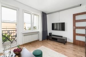 TV a/nebo společenská místnost v ubytování Apartment Poznań Dąbrowskiego by Renters