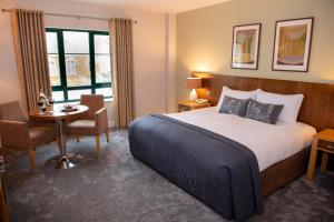 una camera d'albergo con un letto e un tavolo di Castle Dargan Hotel a Sligo