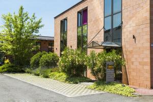 een bakstenen gebouw met een bord ervoor bij Hotel Regio in Rubiera