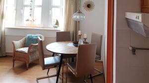 uma mesa de jantar e cadeiras num quarto em Inselresidenz Strandburg - Ferienwohnung 204 (Ref. 50964) em Juist