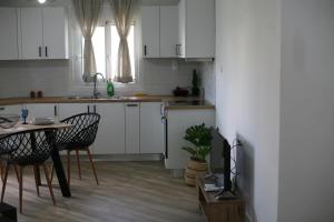 Kuchyňa alebo kuchynka v ubytovaní Aeraki House