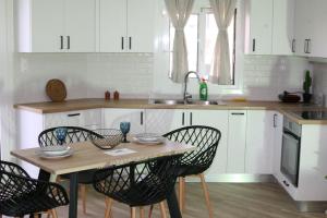 Kuchyňa alebo kuchynka v ubytovaní Aeraki House
