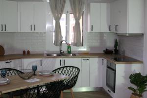 Kuchyňa alebo kuchynka v ubytovaní Aeraki House