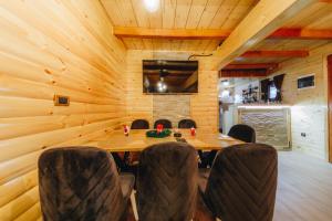 a conference room with a wooden table and chairs at Vila Rudnicka Idila in Gornji Milanovac