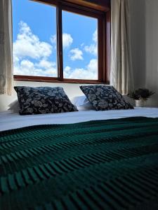 Schlafzimmer mit einem Bett und einem großen Fenster in der Unterkunft Boavista YourHome in Porto