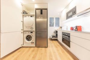 cocina con nevera, lavadora y secadora en Bravissimo Afra, 2-bedroom apartment, en Girona