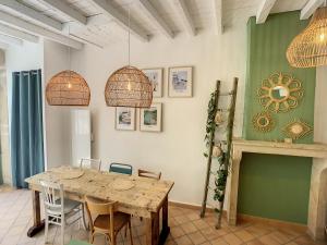 jadalnia z drewnianym stołem i krzesłami w obiekcie La Galerie w mieście Saint-Alban-de-Roche