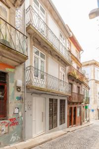 ポルトにあるVilla Apartments & Suitesの通りに面したアパートメントで、バルコニーが付いています。