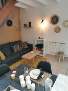een woonkamer met een bank en een tafel bij Gîte entre Terre et Mer axe Rennes / Saint Malo in Langouet