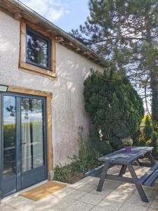 - une table de pique-nique devant une maison dans l'établissement Gîte entre Terre et Mer axe Rennes / Saint Malo, à Langouet